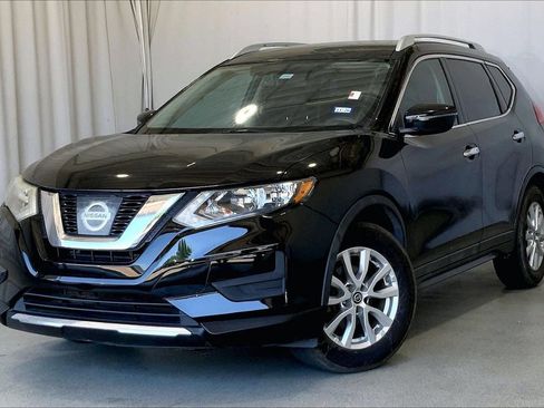 Used 2017 Nissan Rogue SV FWD image 2