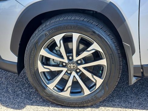 Used 2025 Toyota Corolla Cross XLE image 8