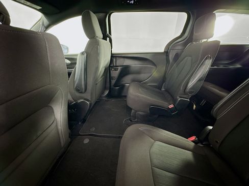 Used 2023 Chrysler Pacifica Touring FWD image 24