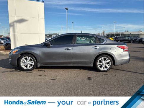 Used 2015 Nissan Altima 2.5 SV image 2