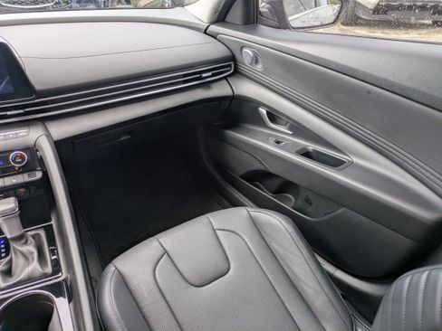 Used 2023 Hyundai Elantra Limited FWD image 16