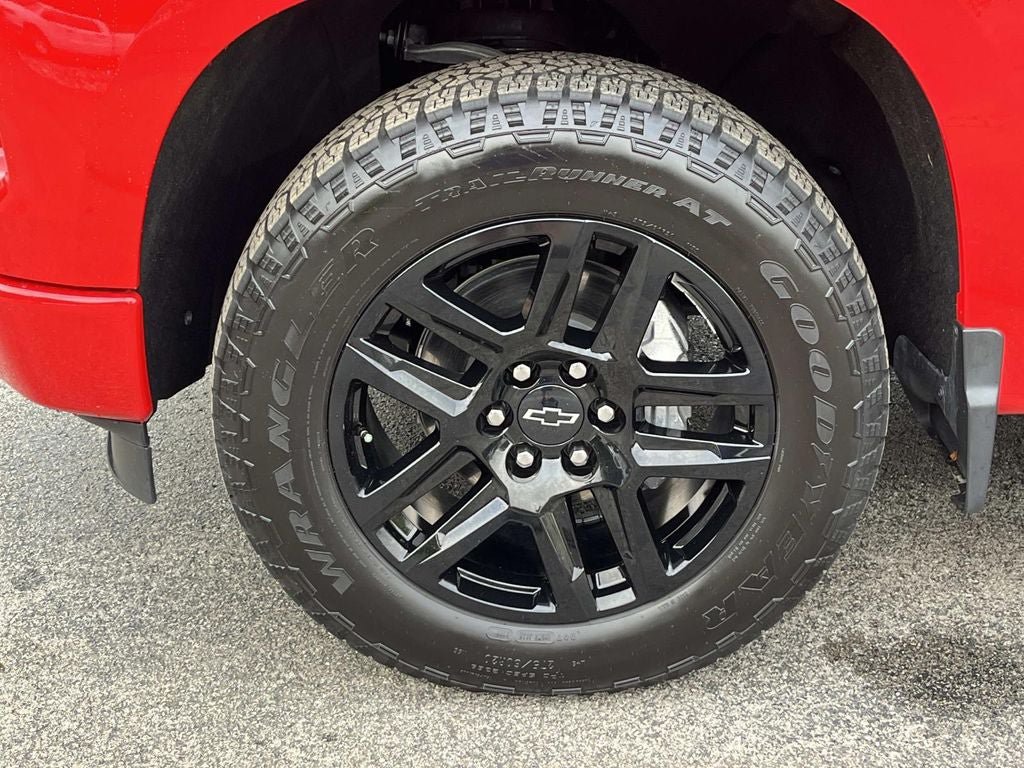 Used 2025 Chevrolet Silverado 1500 Custom w/ Turbomax Blackout Package AWD/4WD image 9