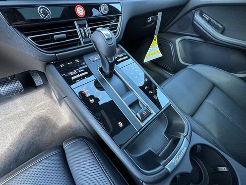 Certified 2026 Porsche Macan AWD/4WD image 29