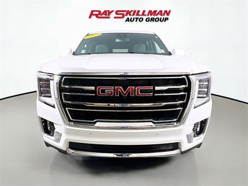Used 2023 GMC Yukon SLT w/ SLT Premium Package image 2