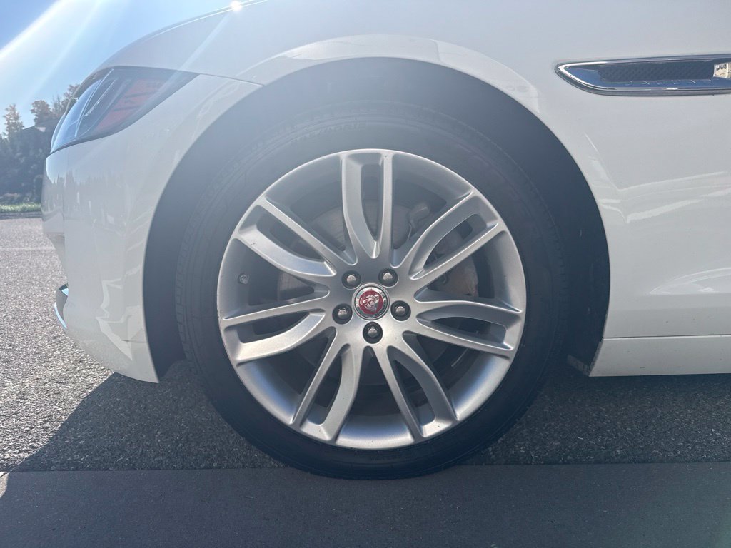 Used 2016 Jaguar XF Premium AWD/4WD image 5