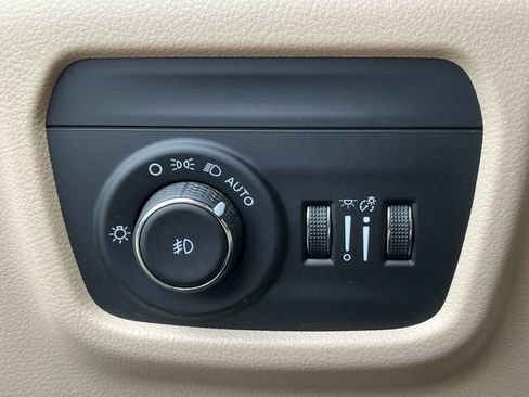 Used 2025 Jeep Grand Cherokee Limited w/ Luxury Tech Group II AWD/4WD image 19