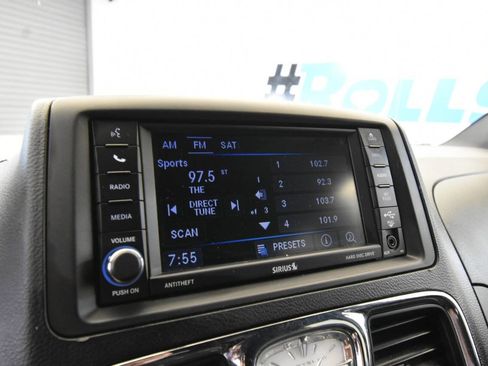 Used 2016 Chrysler Town & Country S image 21