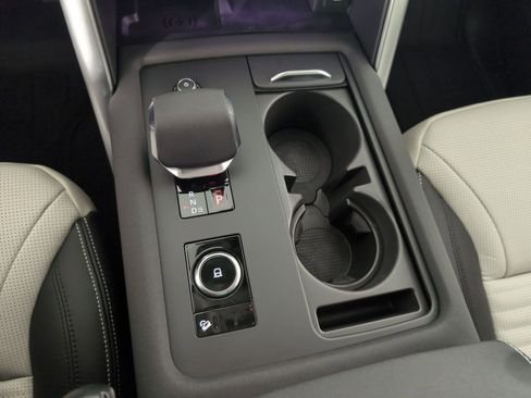 Certified 2025 Land Rover Discovery Dynamic SE image 17