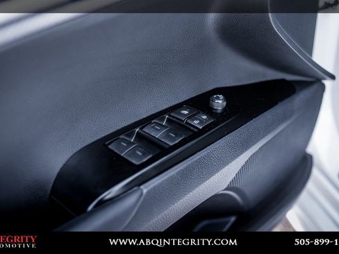 Used 2025 Toyota Camry SE image 14