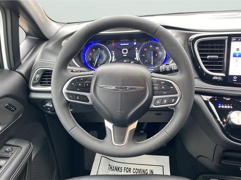 Used 2026 Chrysler Pacifica Select image 11