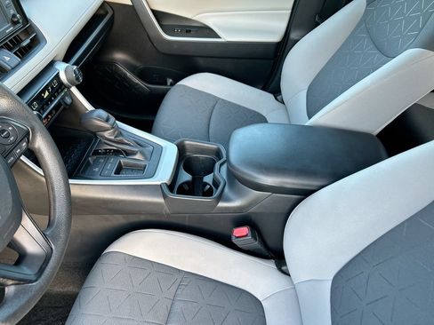Used 2021 Toyota RAV4 XLE w/ Convenience Package FWD image 28