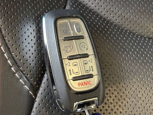 Used 2025 Chrysler Pacifica Limited FWD image 28