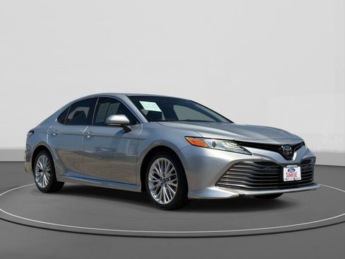 Used 2018 Toyota Camry XLE FWD image 4