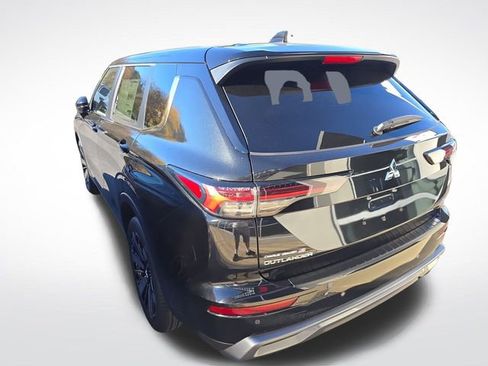 New 2025 Mitsubishi Outlander SE image 3