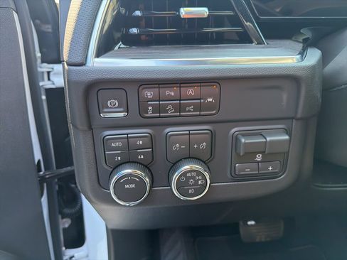 New 2026 Chevrolet Suburban Premier w/ Sun And Tow Package AWD/4WD image 10