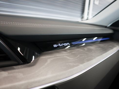 Used 2024 Audi Q8 e-tron Prestige image 24