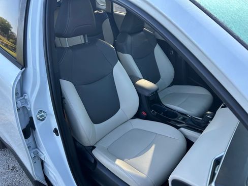 Used 2023 Toyota Corolla Cross XLE w/ Convenience Package image 15