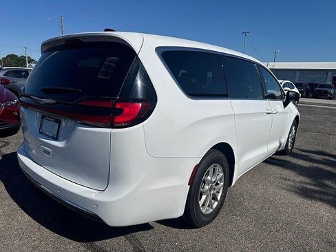 Used 2023 Chrysler Pacifica Touring-L FWD image 5
