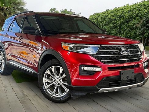 Used 2021 Ford Explorer XLT w/ Equipment Group 202A RWD image 9