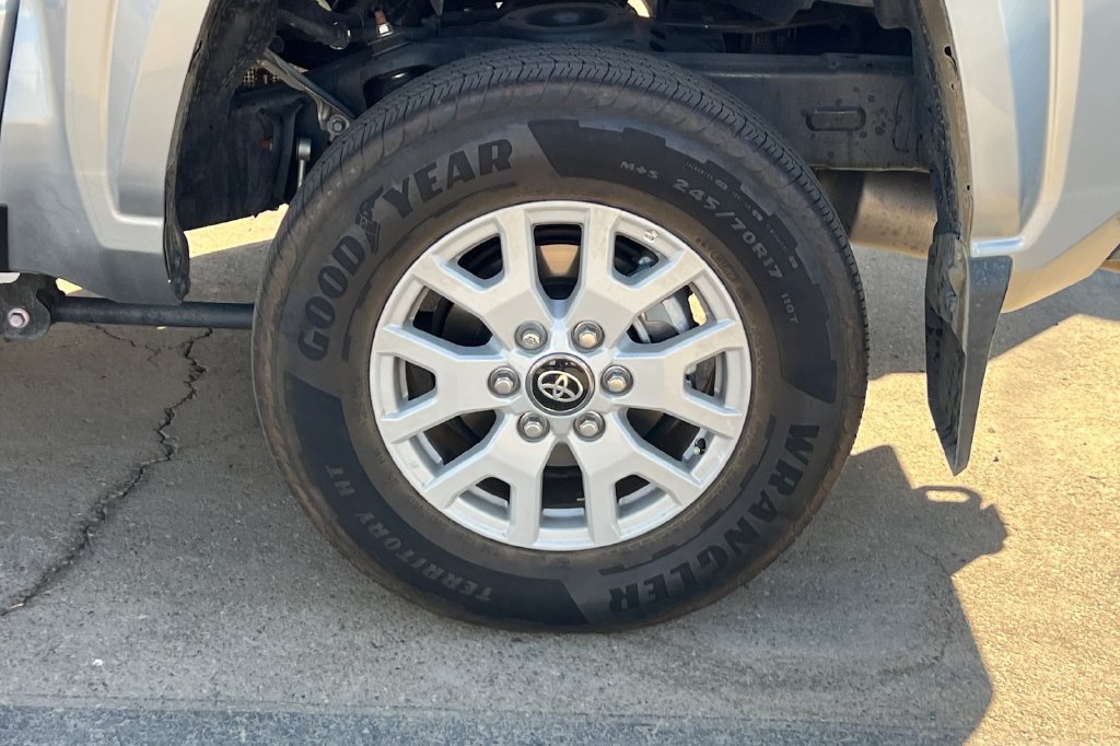 Certified 2025 Toyota Tacoma SR5 AWD/4WD image 5
