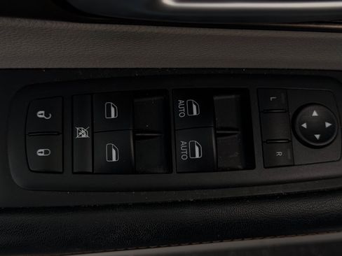 Used 2019 Chrysler Pacifica Touring-L FWD image 18