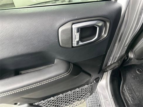 Used 2018 Jeep Wrangler Unlimited Sahara image 17