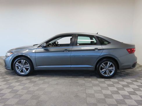 Used 2024 Volkswagen Jetta SE image 5