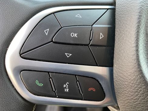 Used 2024 Chrysler Pacifica Touring-L FWD image 13