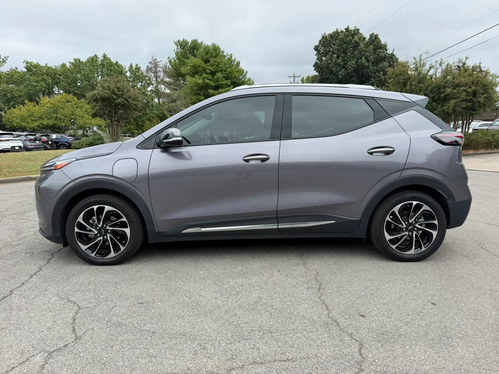 Used 2022 Chevrolet Bolt EUV Premier w/ Sun & Sound Package FWD image 8