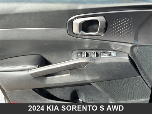 Used 2024 Kia Sorento S w/ Panoramic Sunroof Package image 10