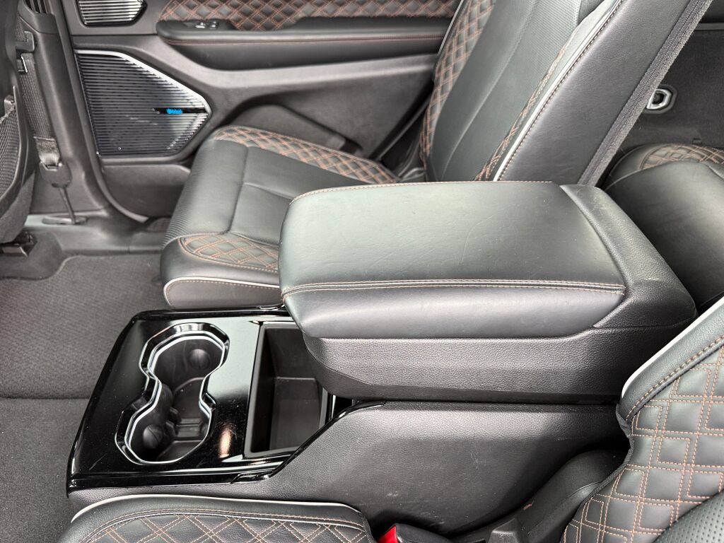 Used 2025 Jeep Grand Cherokee L Summit w/ Obsidian Package AWD/4WD image 14
