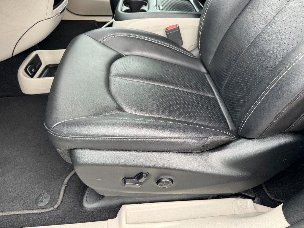 Used 2024 Chrysler Pacifica Touring-L FWD image 15