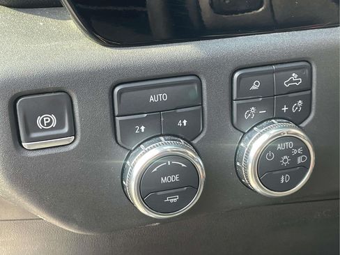 Used 2025 GMC Sierra 1500 SLT AWD/4WD image 18