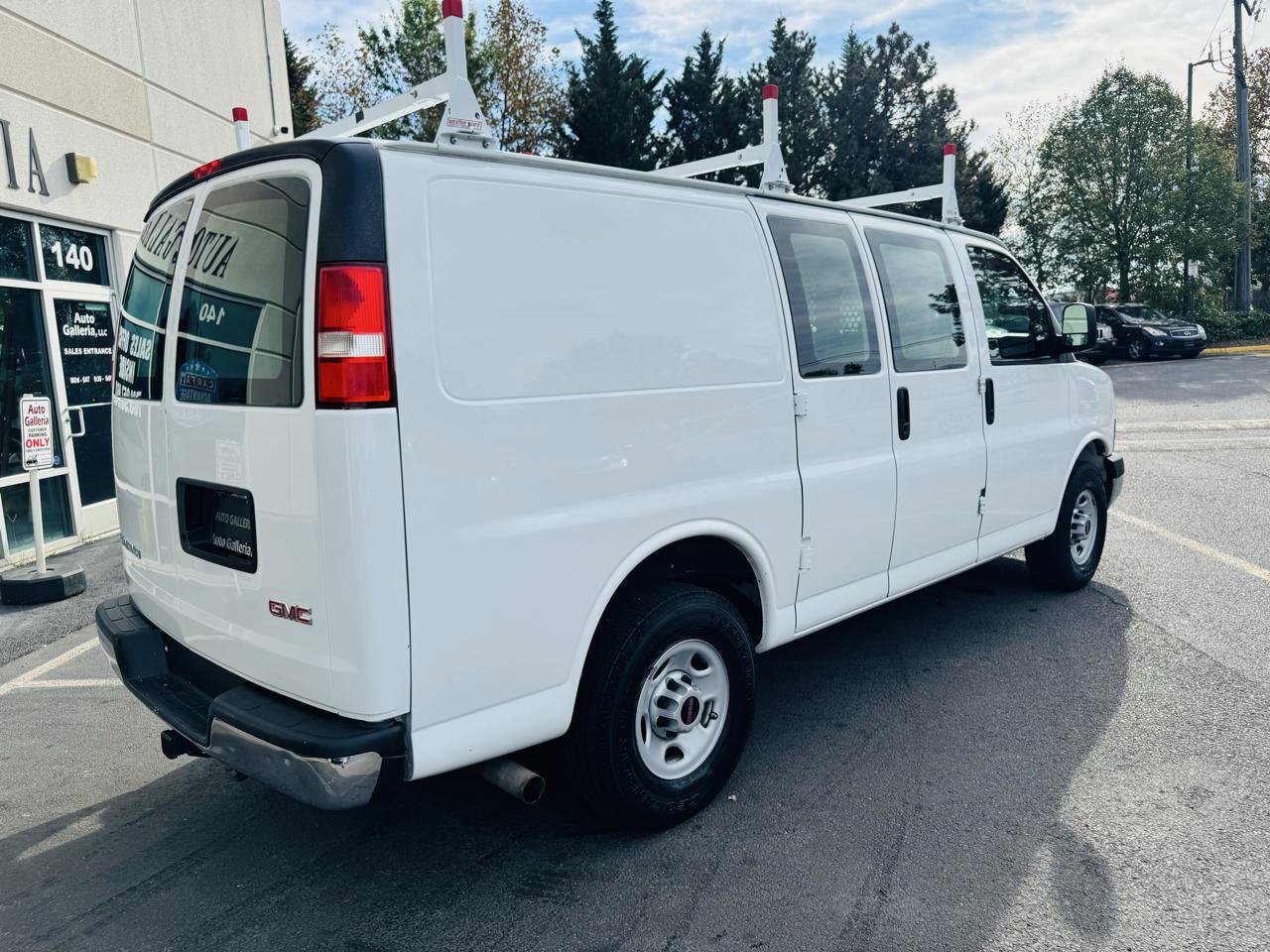 Used 2009 GMC Savana 2500 w/ Chrome Appearance Package RWD image 5