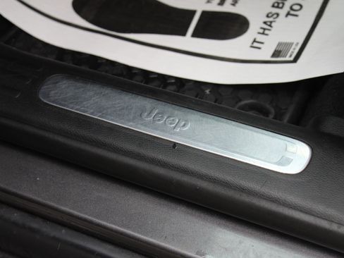 Used 2019 Jeep Cherokee Limited image 23