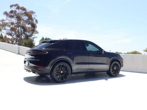 Certified 2025 Porsche Cayenne Coupe w/ Premium Package Plus AWD/4WD image 8