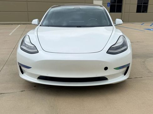 Used 2020 Tesla Model 3 Standard Range RWD image 2