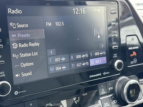 Used 2020 Toyota Highlander XLE image 25