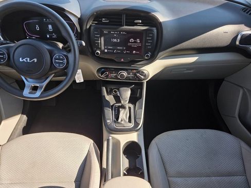 Used 2025 Kia Soul LX w/ LX Technology Package FWD image 15