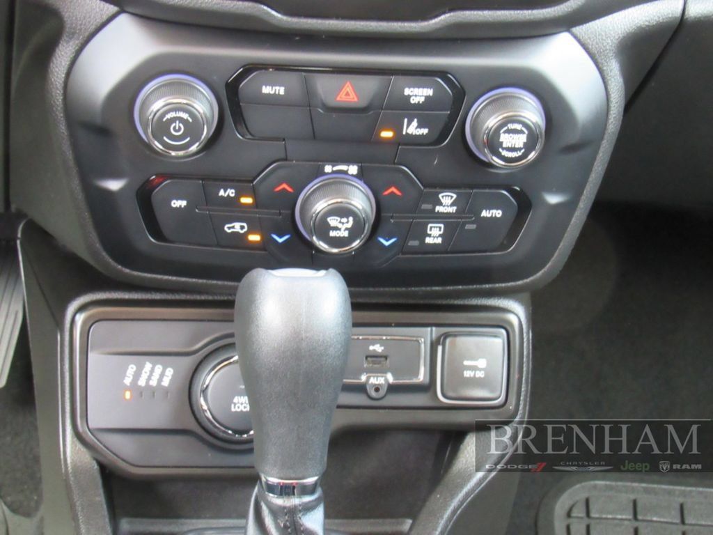Used 2023 Jeep Renegade Latitude AWD/4WD image 19