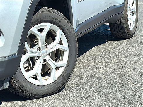 Used 2024 Jeep Compass Latitude image 3