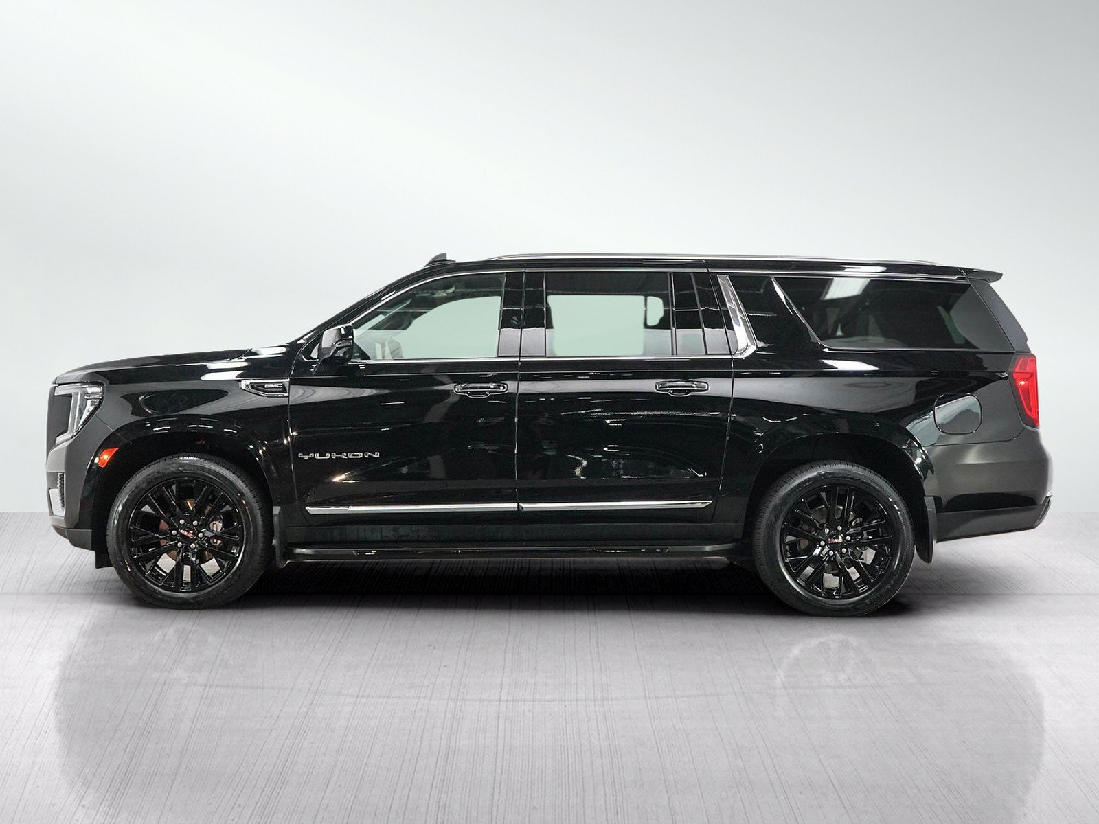 Used 2023 GMC Yukon XL SLT w/ SLT Premium Package AWD/4WD image 2