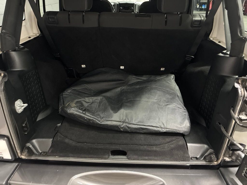 Used 2018 Jeep Wrangler Unlimited Sahara w/ Connectivity Group AWD/4WD image 11
