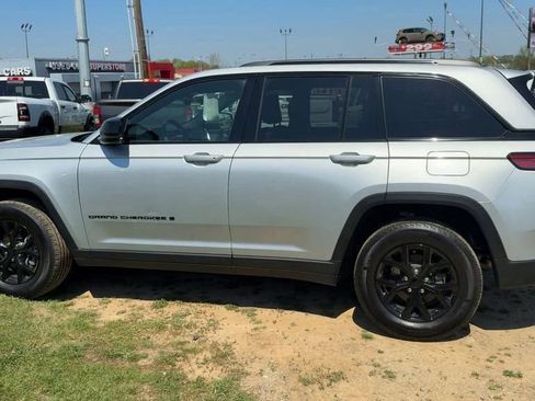 Used 2025 Jeep Grand Cherokee Altitude AWD/4WD image 4