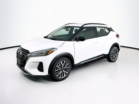 Used 2024 Nissan Kicks SR image 3