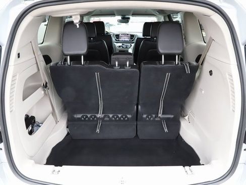 Used 2024 Chrysler Pacifica Touring-L image 8