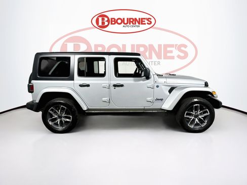 Used 2024 Jeep Wrangler Unlimited w/ Convenience Group AWD/4WD image 10