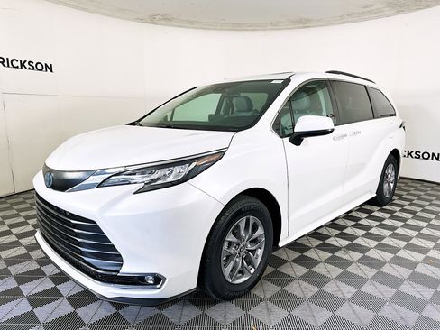 Used 2023 Toyota Sienna XLE image 7