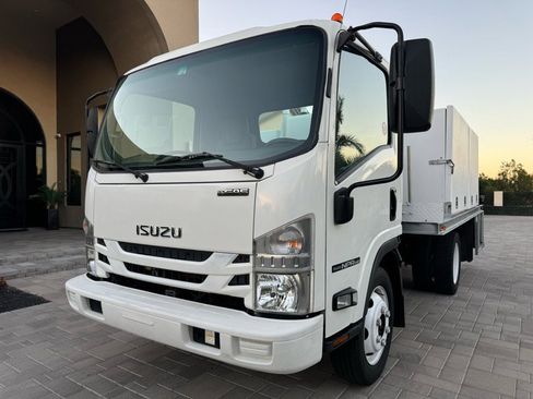 Used 2018 Isuzu NPR image 2