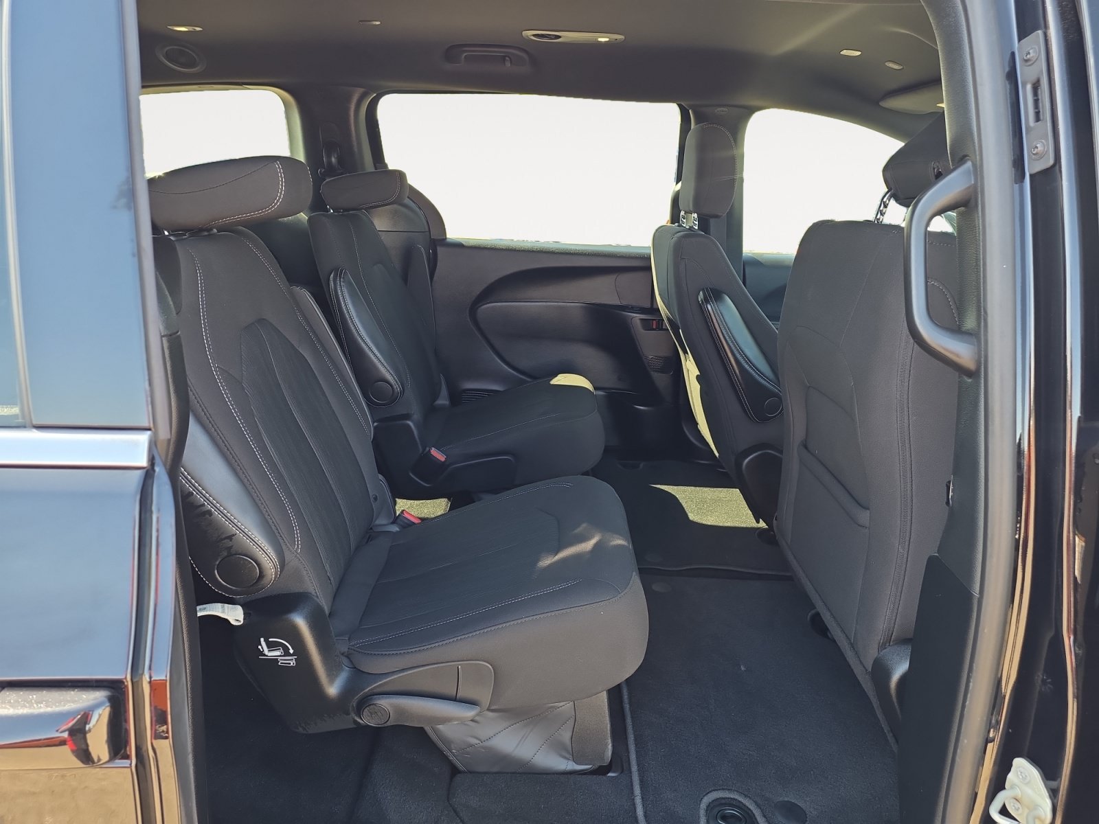 Used 2024 Chrysler Pacifica Touring FWD image 12